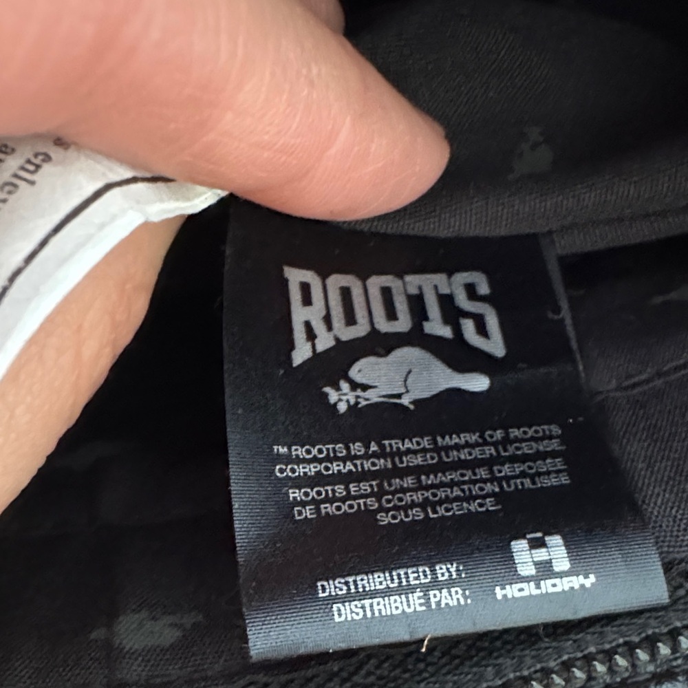 ROOTS NWOT Black and Tan Crossbody Bag - Picture 12 of 12